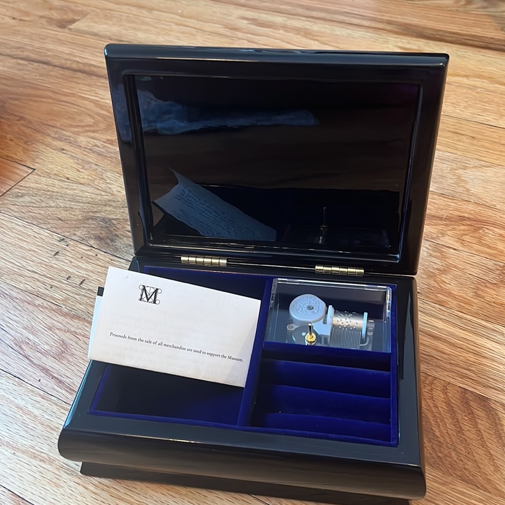 The Metropolitan Museum of Art New York Musical Jewelry Box- never used